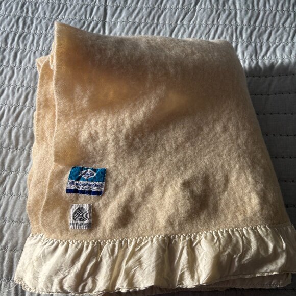 Vintage Eaton Haddon Hall Pure Virgin Wool Blanket .. Moth Proof - 1970's - Picture 1 of 10